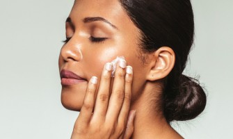 «Σβήνουμε» τα σημάδια του καλοκαιριού από την επιδερμίδα